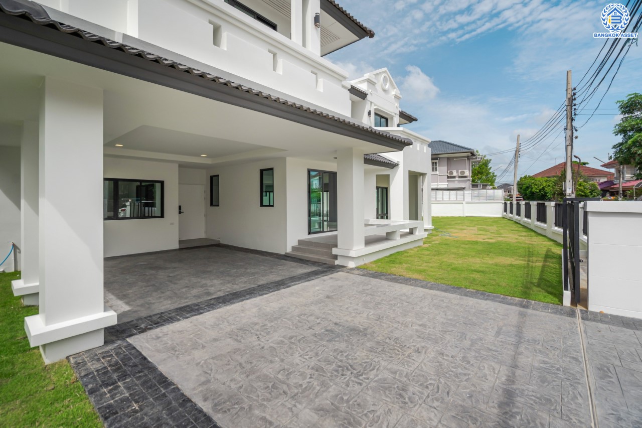 คฤหาสน์หลังใหญ่ตกแต่งใหม่ ม.บ้านสวนดอกไม้ ปิ่นเกล้า ดีไซน์สุด Luxury เนื้อที่ 154.5 ตร.ว. บนพื้นที่ใช้สอยถึง 435 ตร.ม. ฟังก์ชันจัดเต็ม 5 ห้องนอน 6 ห้องน้ำ 1 ห้องแม่บ้าน 2 ห้องอเนกประสงค์ (มีเรือนรับรองด้านข้าง พร้อมห้องน้ำในตัว) จอดรถได้ถึง 4 คัน บนทำเลเชื่อมต่อเมืองอย่างรวดเร็ว ใกล้ทางคู่ขนานลอยฟ้าบรมราชชนนี ทางด่วน "กาญจนาภิเษก" ม.มหิดล และเซ็นทรัลปิ่นเกล้า